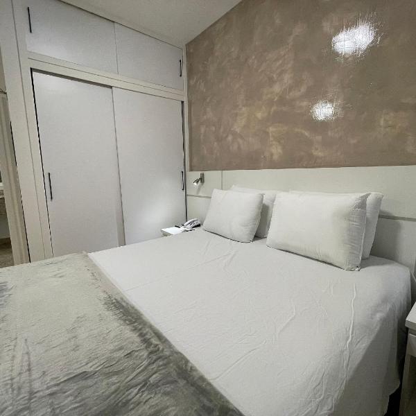 Flat no hotel Q. Paulista nos Jardins, com sacada!