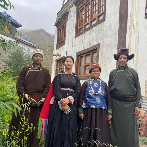 Khangok homestay, hotel di Padam