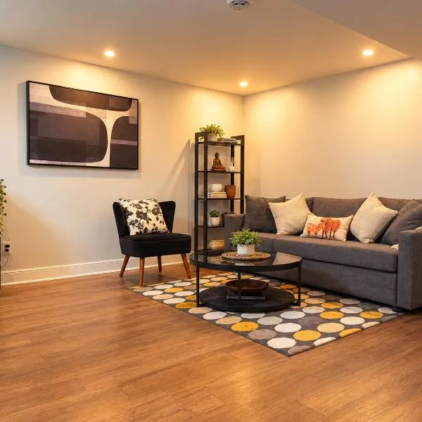 Cozy 2BR Suite - 3 Beds - Sleeps 5 - Free Parking - Near Montreal、ロンゲールのホテル