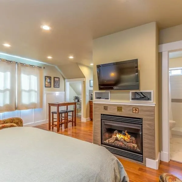 Cumberland Bungalow walking distance to downtown، فندق في بيند