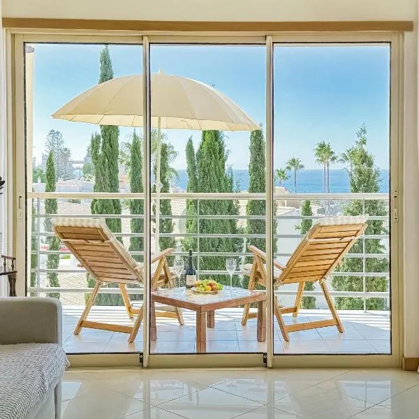 BnB Homes Ocean view Apartment with Lovely Terrace, 2 Swimming pools & Tennis court, hotel en Albufeira