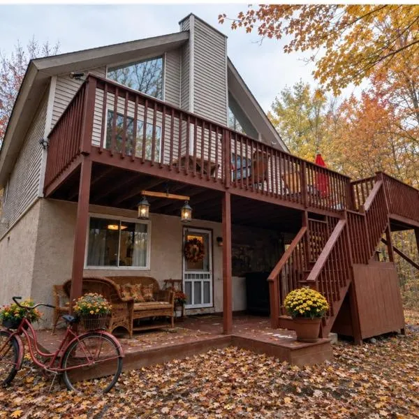 WOW!! Ultimate Pocono Retreat Hot Tub, Game Room, Fire Pit, Near Lakes & Hiking!, hotel di Blakeslee