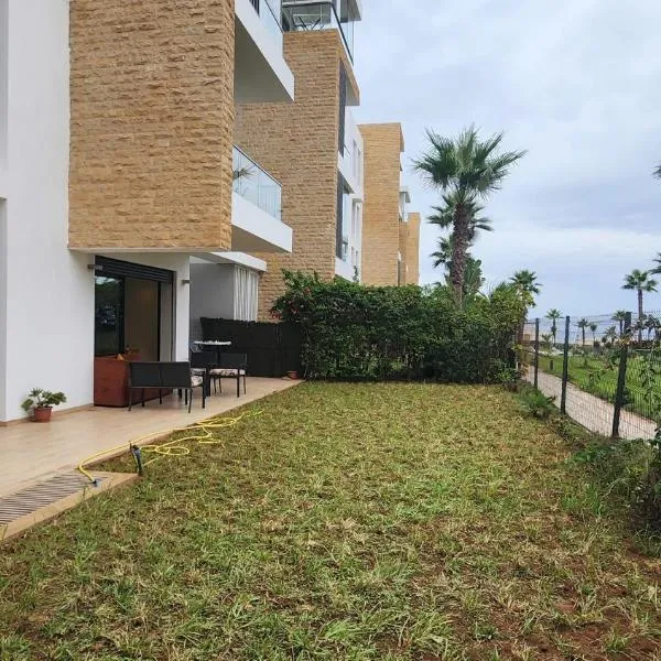 Plage des nation Prestigia 2 bedroom 100 mètre to the beach with huge pool, hotel en Zardal
