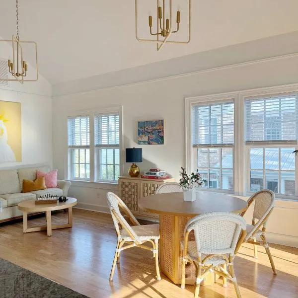 Sunny & Playful Carriage House in Downtown Savannah Stay Here and Walk Everywhere, hotel a Savannah