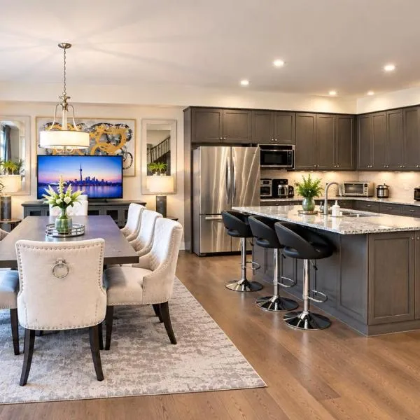 Vaughan में, होटल Kleinburg Luxe Town Residence 9 Queen Beds Sleeps 18