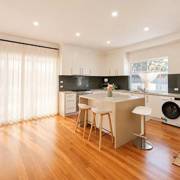 Easy access to city park side cosy house in a convenient hub, hotel u Sydneyju