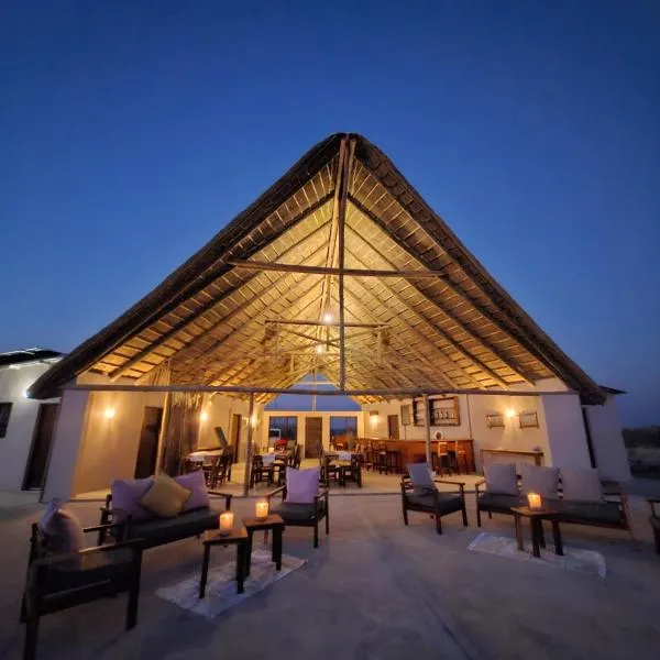 Pi-Buddy Lodge and Bushcamp, хотел в Оутджо
