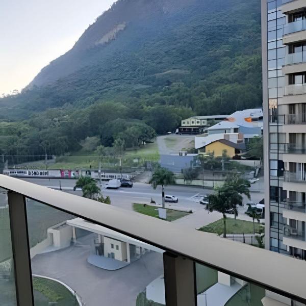 Completo com 2 suítes, 2 varandas à 2 km do Riocentro e com 2 vagas de garagem