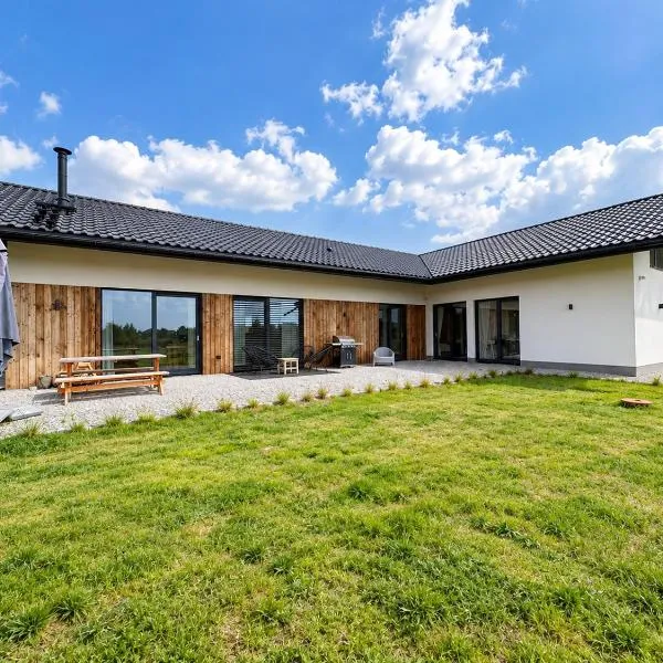 Zielono Mi! Dom przy Puszczy Kampinoskiej, khách sạn ở Grądy