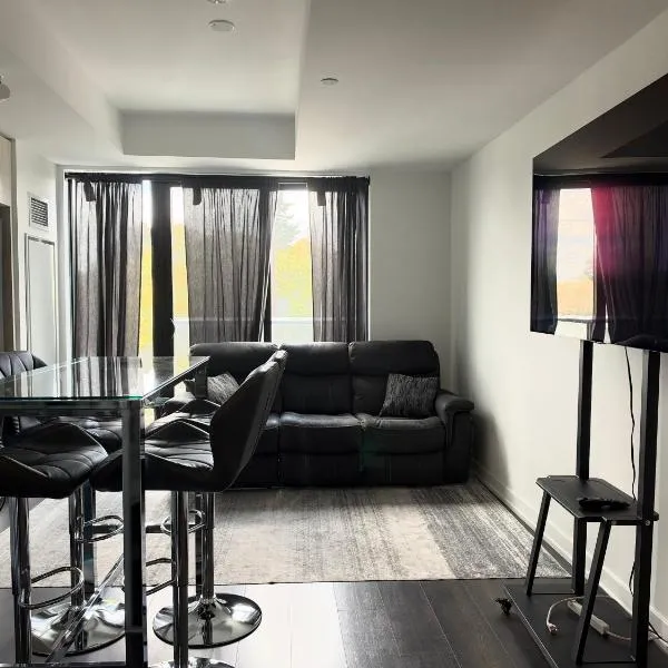 Stylish New 1BR in Toronto with Fast WiFi and Private Workspace, hotel u gradu Toronto