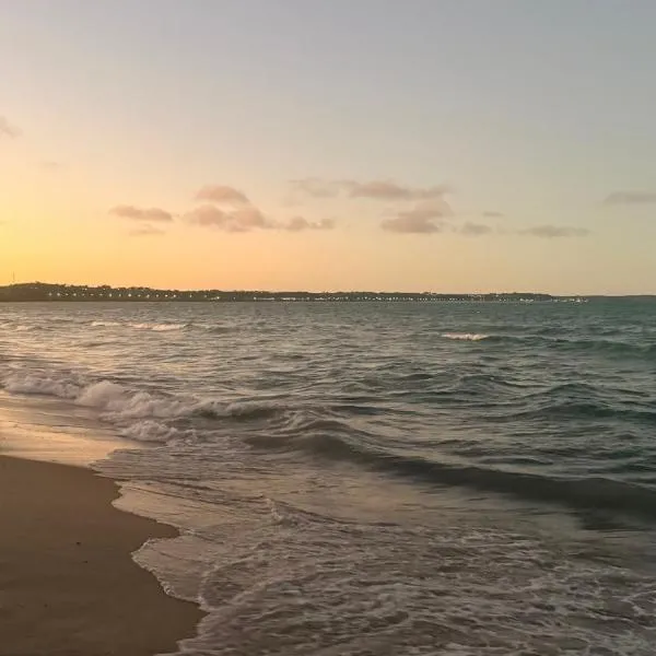 Casa Mar e Sol Bahia - Casa Individual com 2 Quartos em Frente à Praia, Wi-Fi, Smart TV, Rede de Descanso, Churrasqueira e Estacionamento, hotel a Coroa Vermelha