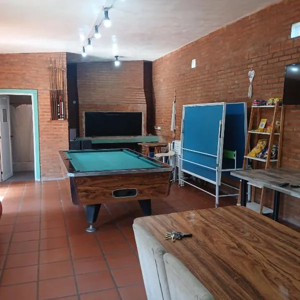 Quinta con pileta y pool a metros de la autopista, hotel em Roldán