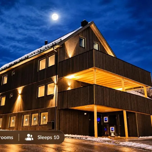 Mountain panorama penthouse, central Svolvær, Lofoten, hotel Svolværben