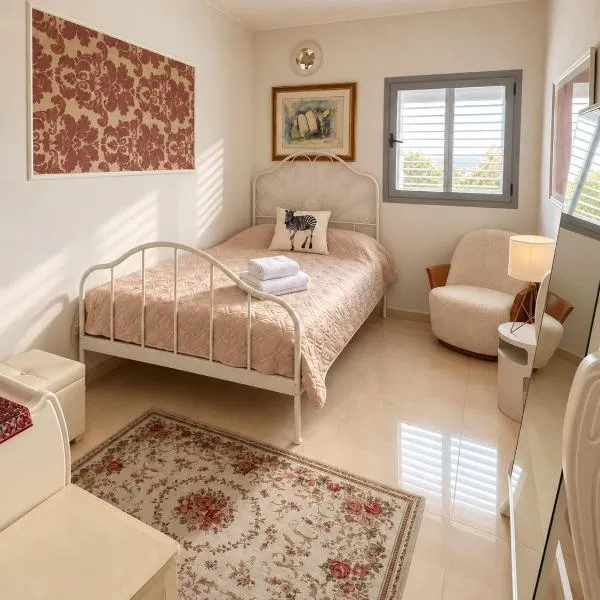 apartments with separate kitchen by the sea, hôtel à Ashdod
