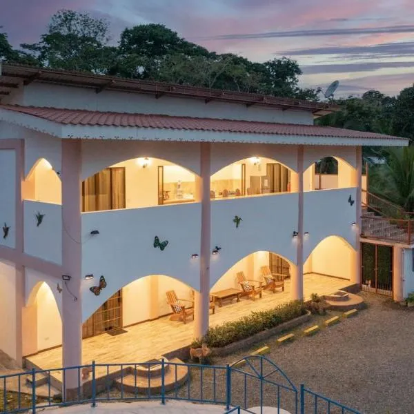 Entire Home Near Beach, Quiet Area, Pool, hotel di Manzanillo