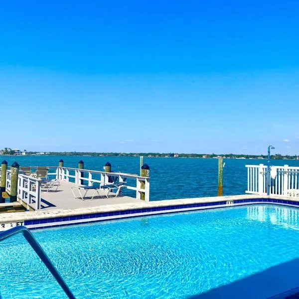 107 · Boat dock- BBQ Walk to Beach GREAT VIEWS, hotel in St. Pete Beach