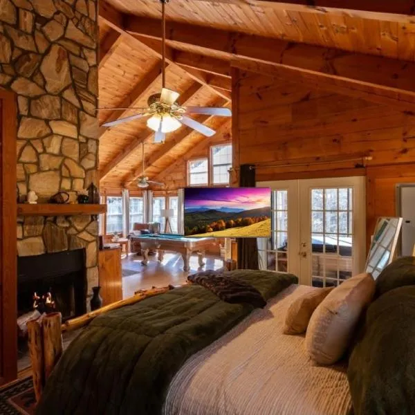 Cozy Cabin Retreat Near Helen Hot Tub Fireplace, hotel en Sautee Nacoochee