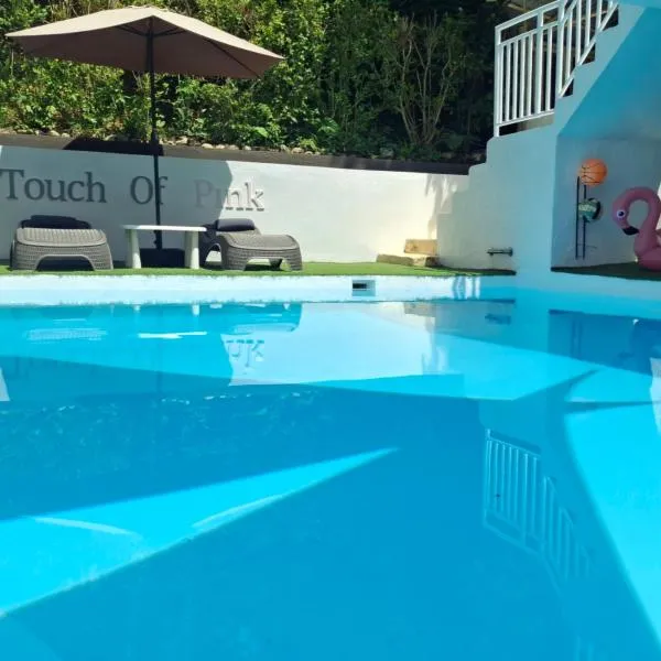 A Touch of Pink - Secret Tropical Retreat with Pool & Mountain Views - Underground River, Fireflies & Waterfalls, hotel sa Puerto Princesa