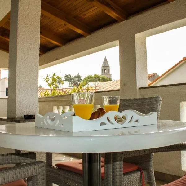 Roko Apartments, hotel in Biograd na Moru