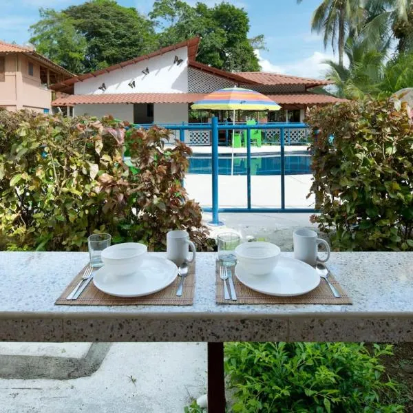 Poolside, 2BR Home, Walk to Beach and Dining, hotel di Manzanillo