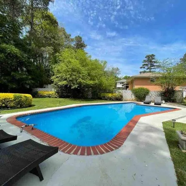 Atlanta Private Pool Retreat 5BR Home Sleeps 14, hotel a Decatur