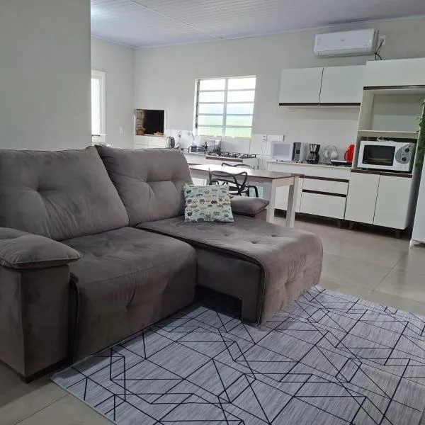 Casa Finger NOVO ambiente familiar de frente pra rodovia próx centro e núcleo, hotell i Ivoti