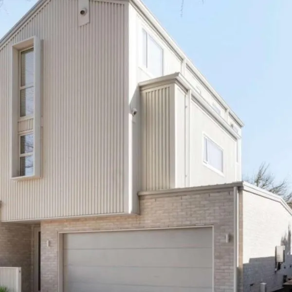Brand New Luxury Home in Central Hamilton, Hotel in Hamilton
