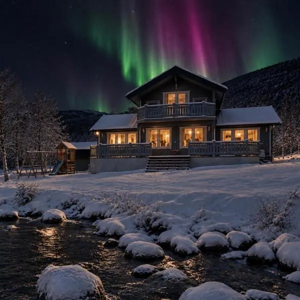 Riverfront house with 98 inch TV, ps5 & activities, hotel din Narvik