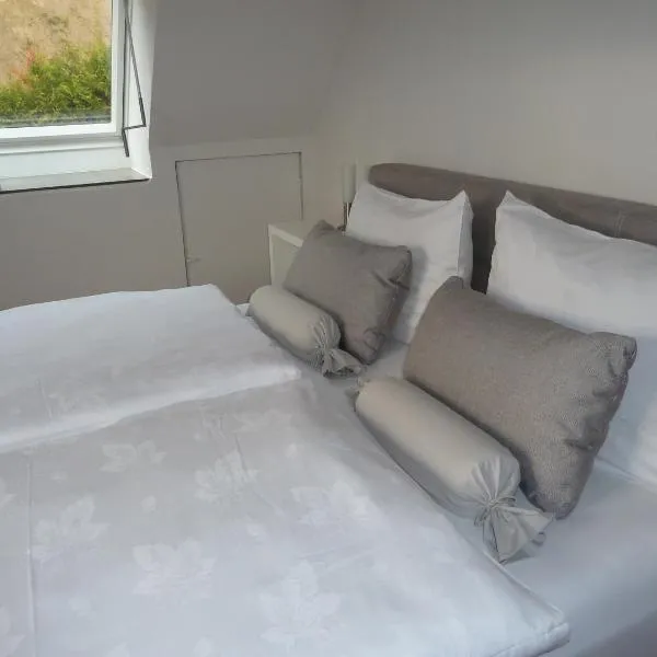Helle 70 qm Ferienwohnung mit herrlichem Blick, hotel di Teningen