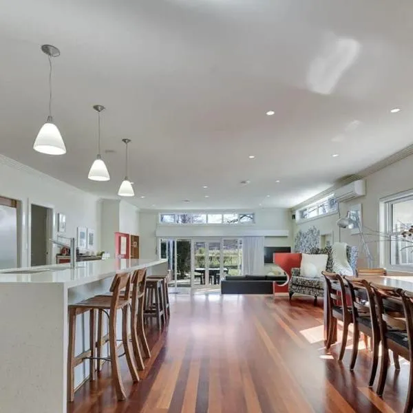Art House on Anson - Artistic Haven, Spa, Pets, hotel Orange-ben
