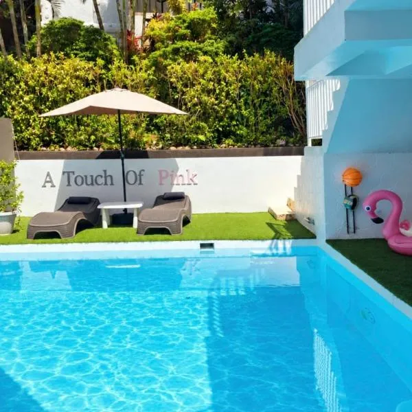 A Touch of Pink - Secret Tropical Retreat with Pool & Mountain Views - Underground River, Fireflies & Waterfalls, hotel u gradu Puerto Prinsesa