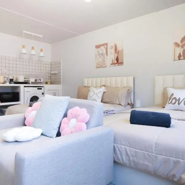 Cozy 2BR Near Impact Arena, LTAT- WiFi Washer near DMK at C2, hotel in Ban Song Hong