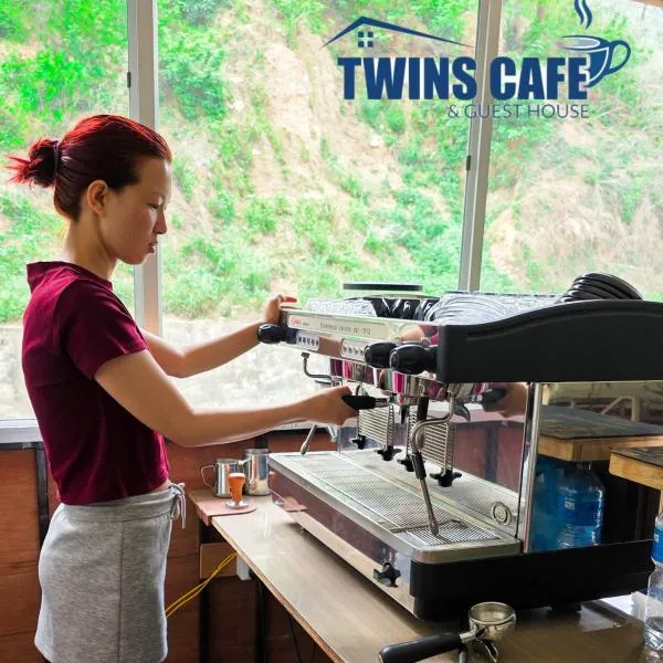 Twins Cafe and Guest House, מלון בRāmechhāp