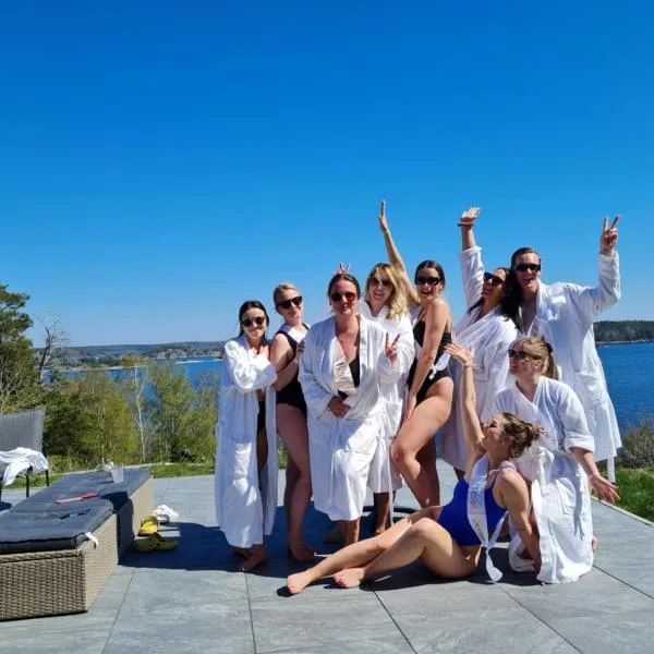 Archipelago villa, cabin & sauna jacuzzi with sea view, 30 minutes from Stockholm, hótel í Tyresö