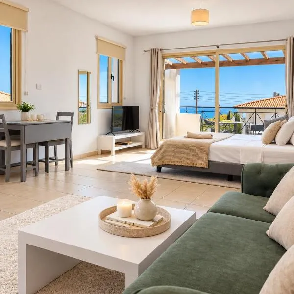 Sea View Studio in Peyia, Pool, Balcony , Fast WiFi, ξενοδοχείο στην Πέγεια