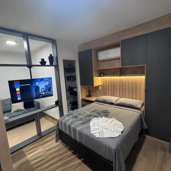 Studio 122 luxuoso, novo, bem equipado com ar condicionado e cozinha completa - Centro Mogi, готель у місті Можі-дас-Крузіс