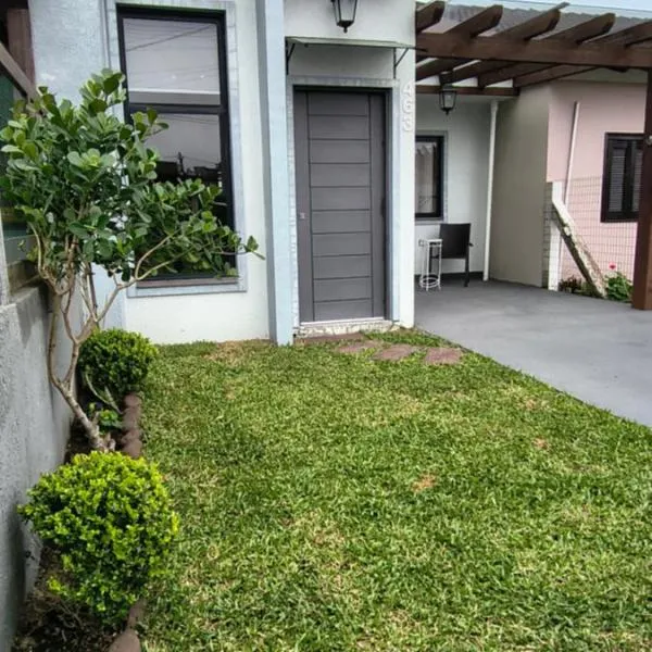 Ótima casa Jardim do Éden - Tramandaí, poucos passos do mar!, hotel sa Tramandaí