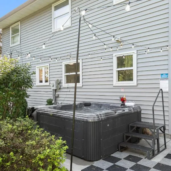 The Hemlock/Hot Tub/Golf/Private Yard, hotel v destinaci Spring Green