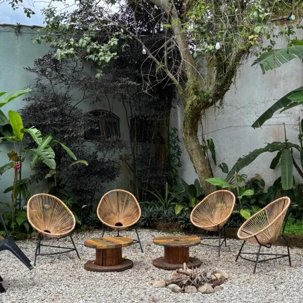 Marola Hostel, hotel u gradu Ubatuba