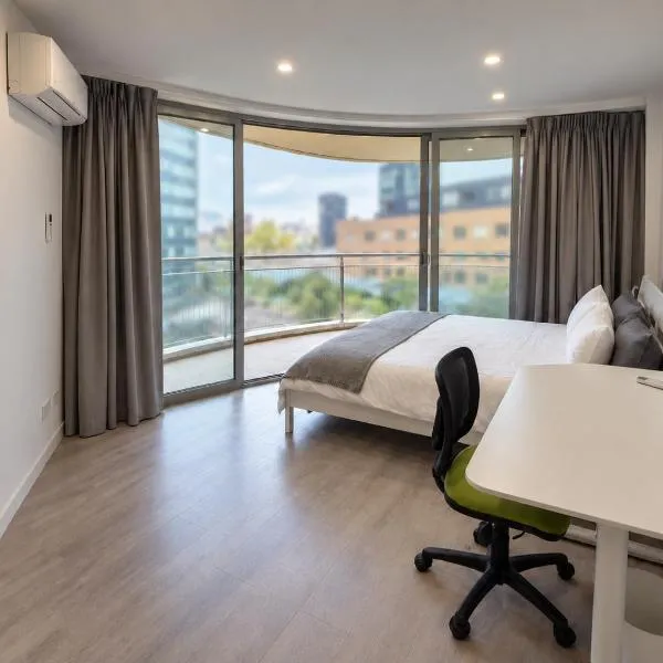 Dana-Spacious Private Room in Shared 2-Bedroom Apartment-2, hotelli kohteessa Canberra