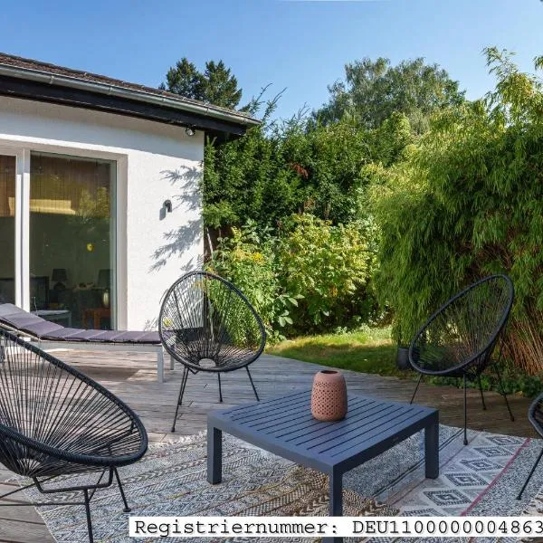Sonnenzeit - ebenerdiges Reihenhaus mit Sonnenterrasse und Garten in ruhiger Lage in Berlin-Schmargendorf, hôtel à Berlin