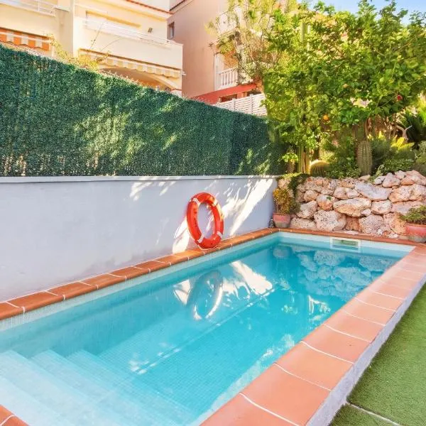 Viesnīca Modern villa with pool in Torredembarra - Sea view pilsētā Torredembara
