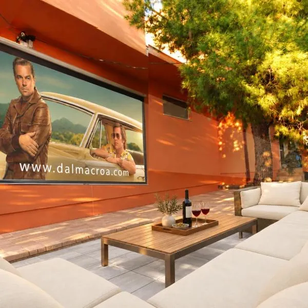 Villa Dalmacroa with cinema and pool up to 34, hotel sa Kaštela