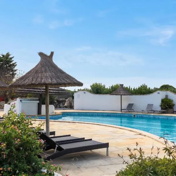 Bungalow confortable à Saintes-Maries-de-la-Mer avec piscine โรงแรมในแซ็งต์-มารี-เดอ-ลา-แมร์