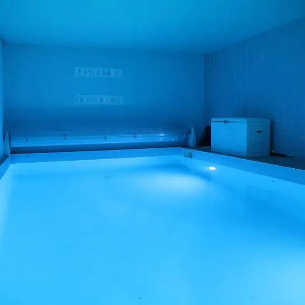 Villa avec piscine intérieure, proche Strasbourg, מלון בHoltzheim