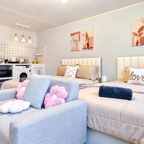 Cozy 2BR Near Impact Arena, LTAT- WiFi Washer near DMK at C2, hotel u gradu 'Ban Song Hong'