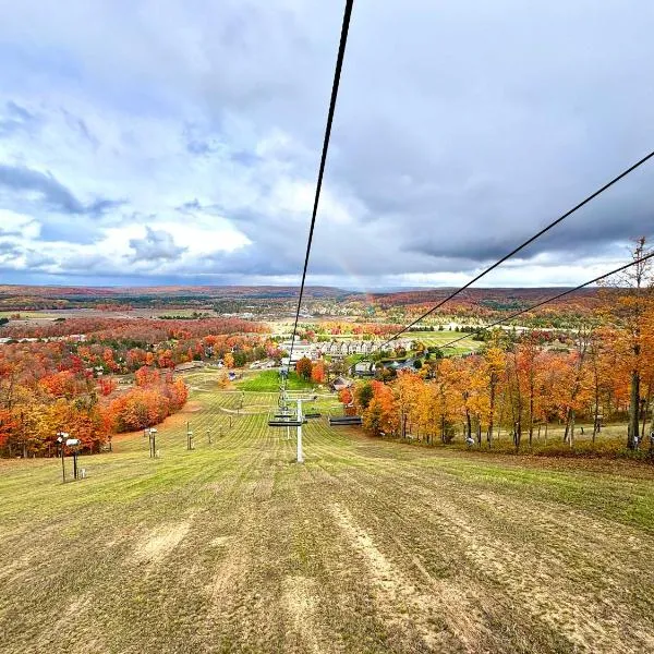 Mountain Villas Condo Retreat for 12, hotel u gradu 'Boyne Falls'