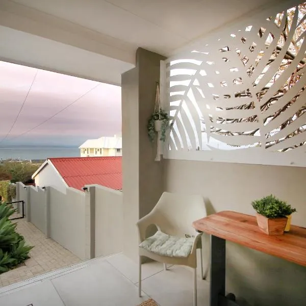 OceanBreeze50 Stylish Garden Route Stay in Central Mossel Bay: Mossel Bay şehrinde bir otel
