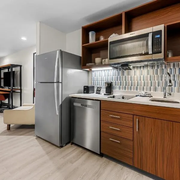 Everhome Suites Fayetteville near Fort Bragg, хотел в Файетвил