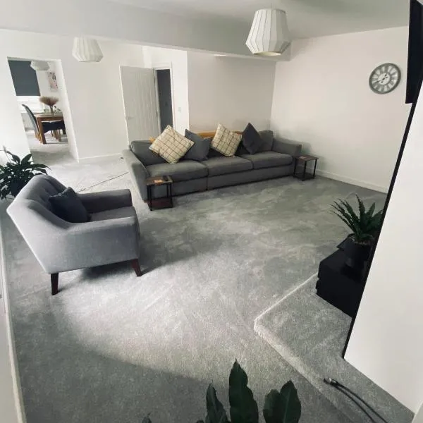 Spacious Apartment Whitehaven Cumbria town centre self check in, hotel in Whitehaven